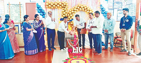 ಹೊಳೆನರಸೀಪುರ ಪಟ್ಟಣದ ಎಲ್‌ಐಸಿ ಶಾಖಾ ಕಚೇರಿಯಲ್ಲಿ ನಿಗಮದ 70ನೇ ವಾರ್ಷಿಕೋತ್ಸವ ಆಚರಿಸಲಾಯಿತು. ಶ್ರೀಧರ್, ಅರುಣ್ ಕುಮಾರ್, ಶಿವಪ್ರಕಾಶ್, ಅರವಿಂದ್, ಮಹೇಶ್, ಗೌತಮ್, ಉದಯ ಲಕ್ಷ್ಮಿ ಇತರರು ಇದ್ದರು.