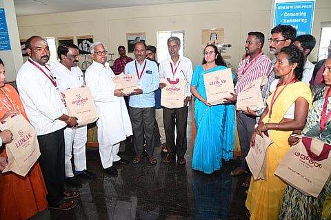 ಲಿಡ್ಕರ್ ಸಂಸ್ಥೆ ಆಯೋಜಿಸಿದ್ದ ಪಾದರಕ್ಷೆ ತಯಾರಿಕಾ ಸ್ಪರ್ಧೆಯಲ್ಲಿ ವಿಜೇತರಾದವರಿಗೆ ಪುರುಷೋತ್ತಮ ಬಿಳಿಮಲೆ ಬಹುಮಾನ ವಿತರಿಸಿದರು. ನಿಗಮದ ಎಂ.ಡಿ.ಡಾ.ಕೆ.ಎಂ.ವಸುಂಧರಾ, ಅಧ್ಯಕ್ಷ ಮುಂಡರಗಿ ನಾಗರಾಜ ಮತ್ತಿತರರು ಉಪಸ್ಥಿತರಿದ್ದರು. 