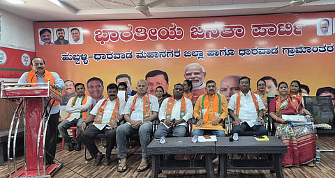  BJP  ಹುಬ್ಬಳ್ಳಿಯ ಬಿಜೆಪಿ ಕಚೇರಿಯಲ್ಲಿ ಆಯೋಜಿಸಿದ್ದ ಕಾರ್ಯಕಾರಿಣಿ ಸಭೆಯಲ್ಲಿ ಶಿಸ್ತು ಸಮಿತಿ ಅಧ್ಯಕ್ಷ ಲಿಂಗರಾಜ ಪಾಟೀಲ ಮಾತನಾಡಿದರು.