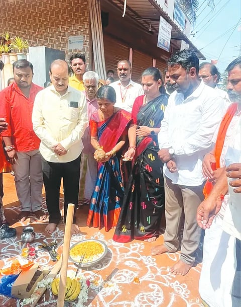 mlc work ಹುಬ್ಬಳ್ಳಿಯ ನೇಕಾರನಗರ ಛಬ್ಬಿ ಪ್ಲಾಟ್​ನಲ್ಲಿ ಕಾಂಕ್ರೀಟ್​ ರಸ್ತೆ ಕಾಮಗಾರಿಗೆ ವಿಧಾನ ಪರಿಷತ್​ ಸದಸ್ಯ ಲಿಂಗರಾಜ ಪಾಟೀಲ ಚಾಲನೆ ನೀಡಿದರು. ಮೇಯರ್​ ದುರ್ಗಮ್ಮ ಬೆಜವಾಡ, ಪಾಲಿಕೆ ಸದಸ್ಯೆ ಶಾಂತಾ ಹಿರೇಮಠ, ಮುಖಂಡರಾದ ಶಿವಯ್ಯ ಹಿರೇಮಠ, ವಿಶಾಲ ಪೂಜಾರ, ಇತರರು ಇದ್ದರು.