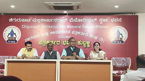 Literary ಸುದ್ದಿಗೋಷ್ಠಿಯಲ್ಲಿ ಈ ಕುರಿತು ವಿವರ ನೀಡಿದ ಕನ್ನಡ ಸಾಹಿತ್ಯ ಪರಿಷತ್ ಧಾರವಾಡ ಜಿಲ್ಲಾ ಅಧ್ಯಕ್ಷ ಡಾ. ಲಿಂಗರಾಜ ಅಂಗಡಿ.