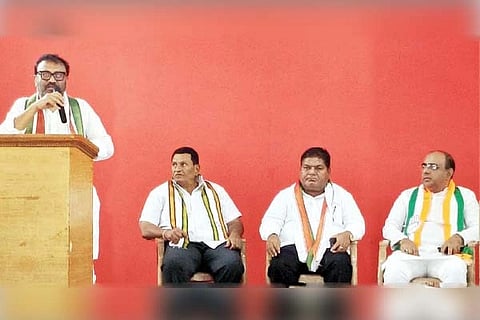 ಲಿಂಗಸುಗೂರಿನ ಐಎಂಎ ಹಾಲ್‌ನಲ್ಲಿ ಮಂಗಳವಾರ ಆಯೋಜಿಸಿದ್ದ ಕಾಂಗ್ರೆಸ್ ಪಕ್ಷದ ಸಭೆ ಯಲ್ಲಿ ಎಐಸಿಸಿ ಜಿಲ್ಲಾ ಉಸ್ತುವಾರಿ ತೋಟಾ ಲಕ್ಷ್ಮೀಕಾಂತ ರಾವ್ ಮಾತನಾಡಿದರು. ಪ್ರಮುಖ ರಾದ ಡಾ.ಮಕ್ಬೂಲ್ ಬಾಗವಾನ್, ಬಸವರಾಜ ಪಾಟೀಲ್ ಇಟಗಿ, ಜಾನ್ ವೆಸ್ಲಿ ಇದ್ದರು.