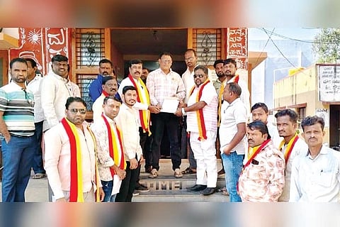 ಲಿಂಗಸುಗೂರು ಪುರಸಭೆ ಮುಖ್ಯಾಧಿಕಾರಿ ನಟರಾಜಗೆ ಕರವೇ ಸ್ವಾಭಿಮಾನಿ ಸೇನೆ ಕಾರ್ಯಕರ್ತರು ಮನವಿ ಸಲ್ಲಿಸಿದರು. ಕರವೇ ಸ್ವಾಭಿಮಾನಿ ಸೇನೆ ತಾಲೂಕು ಅಧ್ಯಕ್ಷ ಜಿಲಾನಿ ಪಾಷಾ, ಪ್ರಮುಖರಾದ ರವಿಕುಮಾರ ಬರಗೋಡಿ, ಅಲ್ಲಾಉದ್ದೀನ್ ಬಾಬಾ, ಮೋಸಿನ್ ಖಾನ್, ಮರಿಯಪ್ಪ ಹಟ್ಟಿ, ಅಜೀಜ್ ಪಾಷಾ, ಶಬ್ಬೀರ್, ವೀರೇಶ ಐದನಾಳ ಇತರರಿದ್ದರು.