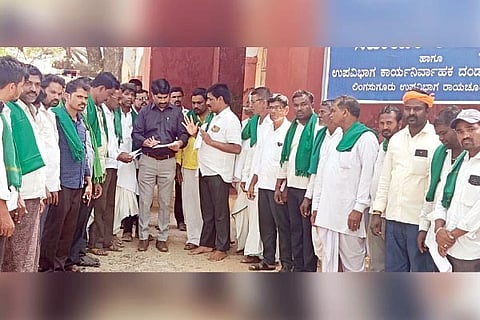 ಲಿಂಗಸುಗೂರಿನಲ್ಲಿ ಸಹಾಯಕ ಆಯುಕ್ತ ಬಸವಣೆಪ್ಪ ಕಲಶೆಟ್ಟಿಗೆ ರಾಜ್ಯ ರೈತ ಸಂಘ ಹಾಗೂ ಹಸಿರು ಸೇನೆ ಕಾರ್ಯಕರ್ತರು ಮನವಿ ಸಲ್ಲಿಸಿದರು. ರೈತ ಸಂಘದ ಜಿಲ್ಲಾಧ್ಯಕ್ಷ ಶಿವಪುತ್ರಗೌಡ ನಂದಿಹಾಳ, ತಾಲೂಕು ಅಧ್ಯಕ್ಷ ದುರ್ಗಾಪ್ರಸಾದ, ಆನಂದ ಕುಂಬಾರ, ಹನುಮಗೌಡ, ಬಸಣ್ಣ ಕೋಠಾ, ರಾಮಣ್ಣ ಗುರುಗುಂಟಾ ಇತರರಿದ್ದರು.