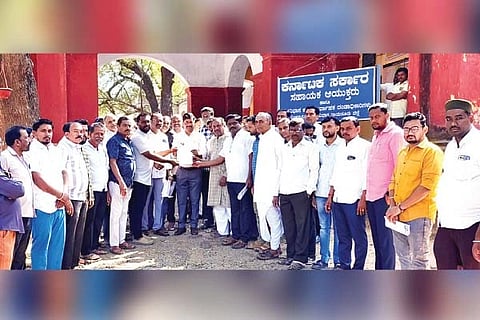 ಲಿಂಗಸುಗೂರಿನಲ್ಲಿ ಎಸಿ ಬಸವಣೆಪ್ಪ ಕಲಶೆಟ್ಟಿಗೆ ಛಾವಣಿ ವ್ಯಾಪಾರಸ್ಥರ ಕ್ಷೇಮಾಭಿವೃದ್ಧಿ ಸಂಘ ಮನವಿ ಸಲ್ಲಿಸಿತು. ಸಂಘದ ತಾಲೂಕು ಅಧ್ಯಕ್ಷ ಸುಮಂತ ಕನಕಗಿರಿ, ಪ್ರಧಾನ ಕಾರ್ಯದರ್ಶಿ ಸಿದ್ದು ಬಡಿಗೇರ, ವೆಂಕಟೇಶ ಕೊಂಪಲ್, ಅಮರೇಶ ಗಂಭೀರಮಠ, ಉದಯ ಬಾಗಲವಾಡ, ಮಧುಸೂದ ರಾಠಿ, ಅಮಿತ್ ಮೆಹತಾ, ಸುಧೀರ ಶ್ರೀವಾಸ್ತವ, ಮಲ್ಲಿಕಾರ್ಜುನ ಕೆಂಭಾವಿ, ಮಲ್ಲಯ್ಯ ಸ್ವಾಮಿ ಇದ್ದರು.