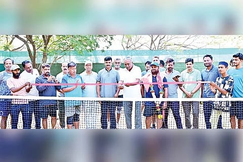 ಲಿಂಗಸುಗೂರು ಸ್ಪೋರ್ಟ್ಸ್ ಕ್ಲಬ್‌ನಲ್ಲಿ ಉಚಿತ ಟೆನಿಸ್ ತರಬೇತಿಗೆ ನಾರ್ಥ್ ಕರ್ನಾಟಕ ಟೆನಿಸ್ ಅಸೋಸಿಯೇಷನ್ ಅಧ್ಯಕ್ಷ ಸಿ.ಟಿ. ಪಾಟೀಲ್ ಚಾಲನೆ ನೀಡಿದರು. ಡಾ.ಶರಣಗೌಡ ಪಾಟೀಲ್, ಡಾ.ವಿಜಯಕುಮಾರ, ಡಾ.ವೆಂಕಟೇಶ, ಮನೋಹರ ರೆಡ್ಡಿ ಇತರರಿದ್ದರು.