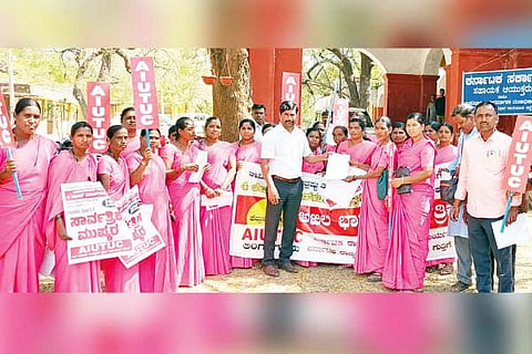 ಲಿಂಗಸುಗೂರಿನಲ್ಲಿ ಸಹಾಯಕ ಆಯುಕ್ತ ಬಸವಣೆಪ್ಪ ಕಲಶೆಟ್ಟಿಗೆ ಆಶಾ ಕಾರ್ಯಕರ್ತೆಯರ ಸಂಘ ಗುರುವಾರ ಮನವಿ ಸಲ್ಲಿಸಿತು. ಎಐಡಿವೈಒ ರಾಜ್ಯ ಅಧ್ಯಕ್ಷ ಶರಣಪ್ಪ ಉದ್ಬಾಳ, ವಸತಿ ನಿಲಯ ಕಾರ್ಮಿಕ ಹನುಮರಡ್ಡಿ, ಶಿವರಾಜ, ಆಶಾ ಕಾರ್ಯಕರ್ತೆ ಜಯಲಕ್ಷ್ಮೀ, ಲಲಿತಾ ಇತರರಿದ್ದರು.