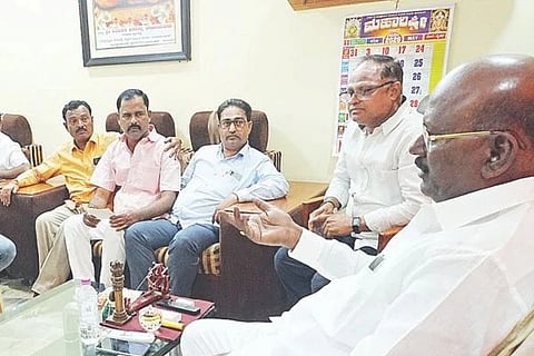 ಲಿಂಗಸುಗೂರು ಬಿಜೆಪಿ ಕಚೇರಿಯಲ್ಲಿ ಬಿಎಸ್‌ವೈ ಅಭಿಮಾನೋತ್ಸವದ ಪೂರ್ವಭಾವಿ ಸಭೆಯಲ್ಲಿ ಶಾಸಕ ಮಾನಪ್ಪ ವಜ್ಜಲ ಮಾತನಾಡಿದರು. ಮಂಡಲ ಅಧ್ಯಕ್ಷ ಕೆ.ನಾಗಭೂಷಣ, ಪ್ರಮುಖರಾದ ಭೀಮಣ್ಣ ಹಿರೇಮನಿ, ಮಂಜುನಾಥ ಪಾಟೀಲ, ರಾಜು ತಂಬಾಕೆ, ಜಗದೀಶ ಹಿರೇಮಠ, ರಾಜು ರಾಠೋಡ, ಅಮರೇಶ ಗಂಭೀರಮಠ ಇದ್ದರು.