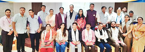 CA felicitation ಲಯನ್ಸ್​ ಕ್ಲಬ್​ ಆಫ್​ ಹುಬ್ಬಳ್ಳಿ ಸಿಟಿ, ಐಬಿಎಂಆರ್​ ಗ್ರೂಪ್​ ಆಫ್​ ಇನ್​ಸ್ಟ್ಟಿಟ್ಯೂಷನ್ಸ್​ ಮತ್ತು ಐಸಿಎಐ ಸಹಯೋಗದೊಂದಿಗೆ ಏರ್ಪಡಿಸಿದ್ದ ಲೆಕ್ಕ ಪರಿಶೋಧಕರ ದಿನಾಚರಣೆ ಕಾರ್ಯಕ್ರಮದಲ್ಲಿ ಚನ್ನವಿರ ಮುಂಗರವಾಡಿ, ಸೌಮ್ಯ ಮುಂಗರವಾಡಿ, ಶೇಷಗಿರಿ ಕುಲಕರ್ಣಿ ಹಾಗೂ ಇತರರನ್ನು ಸನ್ಮಾನಿಸಲಾಯಿತು. ಸುಮಾ ಮಹೇಂದ್ರಕರ, ಗುರು ಅಂಗಡಿ ಇತರರು ಪಾಲ್ಗೊಂಡಿದ್ದರು.