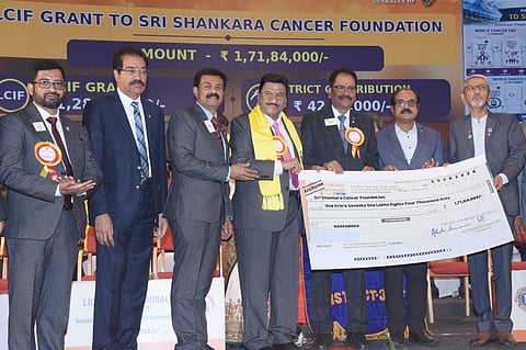 ಲಯನ್ಸ್ ಅಂತರಾಷ್ಟ್ರೀಯ ಜಿಲ್ಲೆ 317-ಎಫ್ ವತಿಯಿಂದ ಶ್ರೀ ಶಂಕರ ಕ್ಯಾನ್ಸರ್ ಆಸ್ಪತ್ರೆ ಮತ್ತು ಸಂಶೋಧನಾ ಕೇಂದ್ರಕ್ಕೆ ಲಯನ್ಸ್ ಜಿಲ್ಲಾ ಗವರ್ನರ್ ರಾಜು ಚಂದ್ರಶೇಖರ್ ರೂ 1.72 ಕೋಟಿ ಚೆಕ್ ಹಸ್ತಾಂತರಿಸಿದರು. 