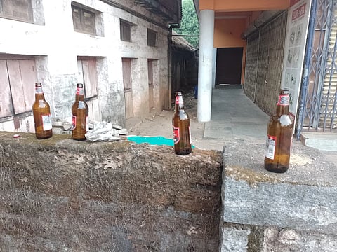 ಉಡುಪಿಯ ಅಂಗಡಿ ಮುಂಗಟ್ಟುಗಳಲ್ಲಿ ರಾತ್ರಿ ವೇಳೆ ಮದ್ಯ ಕುಡಿದು ಖಾಲಿ ಬಾಟಲಿ ಇಟ್ಟು ಹೋಗುವ ಕುಡುಕರು.