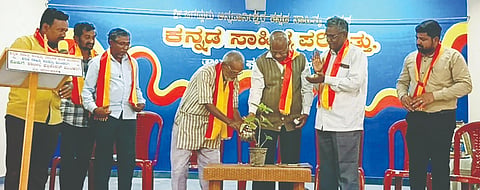 ಮುಂಡರಗಿ ಪಟ್ಟಣದ ಜಗದ್ಗುರು ಅನ್ನದಾನೀಶ್ವರ ಸಾಹಿತ್ಯ Literature ಭವನದಲ್ಲಿ ಶನಿವಾರ ಆಯೋಜಿಸಿದ್ದ ಶರಣ ಚಿಂತನ ಮಾಲೆ-31ರ ಉಪನ್ಯಾಸ ಕಾರ್ಯಕ್ರಮವನ್ನು ನಿವೃತ್ತ ಪ್ರಾಚಾರ್ಯ ಎ.ಬಿ. ಹಿರೇಮಠ ಉದ್ಘಾಟಿಸಿದರು. 