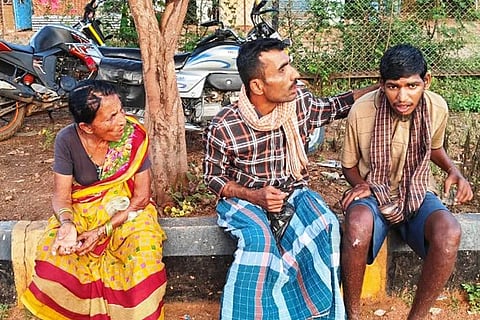 ಹರಪನಹಳ್ಳಿ ತಾಲೂಕಿನ ಹಲುವಾಗಲು ಗ್ರಾಮದಲ್ಲಿ ಹೂವಕ್ಕ ಅಂಧ ಮಗ ಹಾಗೂ ಮಾನಸಿಕ ಅಸ್ವಸ್ಥ ಮೊಮ್ಮಗನೊಂದಿಗೆ ಇರುವುದು. 