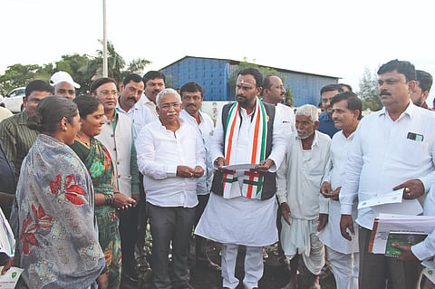 ಲೋಕಾಪುರ ಸಮೀಪ ಜಾಡರ ಅರಳಿಕಟ್ಟಿ, ಮಲ್ಲಾಪುರ ಗ್ರಾಮಗಳಿಗೆ ಸಚಿವ ವಿಜಯಾನಂದ ಕಾಶಪ್ಪನವರ ಮತ್ತು ಶಾಸಕ ಆರ್. ಬಿ. ತಿಮ್ಮಾಪೂರ ಭೇಟಿ ನೀಡಿ ರೈತರಿಂದ ಬೆಳೆ ಹಾನಿ ಮಾಹಿತಿ ಪಡೆದುಕೊಂಡರು. ಈ ವೇಳೆ ಜಿಲ್ಲಾಧಿಕಾರಿ ಸಂಗಪ್ಪ ಎಂ. ಮುಖಂಡರಾದ ಶಿವಾನಂದ್ ಉದಪುಡಿ, ಉದಯ ಸಾರವಾಡ, ರಾಜುಗೌಡ ಜಂಬಗಿ ಇದ್ದರು.
