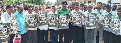 ದಶಲಕ್ಷ ಗಿಡ ನೆಡುವ (Plantation) ಅಭಿಯಾನದ ಲಾಂಛನವನ್ನು ಶಿರಸಿಯಲ್ಲಿ ರವೀಂದ್ರ ನಾಯ್ಕ ಬಿಡುಗಡೆಗೊಳಿಸಿದರು. ಎಂ.ಆರ್. ನಾಯ್ಕ, ಗಣಪತಿ ನಾಯ್ಕ, ಮಹೇಶ ನಾಯ್ಕ, ಶಂಕರ ಕೊಡಿಯಾ ಇತರರಿದ್ದರು.