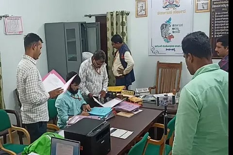 ಶಿವಮೊಗ್ಗದ ಅರಣ್ಯ ಇಲಾಖೆಯ ಸಂಶೋಧನೆ ಮತ್ತು ಅಭಿವೃದ್ಧಿ ವಿಭಾಗದ ಎಸಿಎಫ್ ಕಿರಣ್ ಅಂಗಡಿ ಕಚೇರಿಯಲ್ಲಿ ಲೋಕಾಯುಕ್ತ ಅಧಿಕಾರಿಗಳು ದಾಖಲಾತಿ ಪರಿಶೀಲಿದರು.