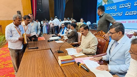 ಮಂಡ್ಯ ನಗರದ ಡಾ.ಬಿ.ಆರ್.ಅಂಬೇಡ್ಕರ್ ಭವನದಲ್ಲಿ ಆಯೋಜಿಸಿದ್ದ ಸಭೆಯಲ್ಲಿ ದೂರಿನ ಪರಿಶೀಲನೆ ನಡೆಸುತ್ತಿರುವುದು.