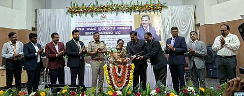 ಉಡುಪಿಯಲ್ಲಿ ಆಯೋಜಿಸಿದ್ದ ಲೋಕಾಯುಕ್ತ ಬಾಕಿ ಪ್ರಕರಣಗಳ ವಿಚಾರಣೆ, ವಿಲೇವಾರಿ ಸಭೆಯನ್ನು ನ್ಯಾ. ಬಿ.ವೀರಪ್ಪ ಉದ್ಘಾಟಿಸಿದರು. ನ್ಯಾ.ಕಿರಣ್​ ಗಂಗಣ್ಣನವರ್​, ಸ್ವರೂಪಾ ಟಿ.ಕೆ., ಪ್ರತೀಕ್​ ಬಾಯಲ್​, ಅರವಿಂದ್​ ಎನ್​.ವಿ., ಹರಿರಾಂ ಶಂಕರ್​ ಇತರರಿದ್ದರು.