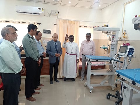ಉಡುಪಿಯ ಲೋಂಬಾರ್ಡ್​ ಆಸ್ಪತ್ರೆಯಲ್ಲಿ ನವಜಾತ ಶಿಶುಗಳ ತೀವ್ರ ನಿಗಾ ಘಟಕವನ್ನು ಬಿಷಪ್​ ಹೇಮಚಂದ್ರ ಕುಮಾರ್​ ಉದ್ಘಾಟಿಸಿ ಆಶೀರ್ವದಿಸಿದರು. ಡಾ.ಸುಶೀಲ್​ ಜತ್ತನ್ನ, ಡಾ. ಅಶೋಕ ಕುಮಾರ್​, ಡಾ. ಗುರುಪ್ರಸಾದ ಶೆಟ್ಟಿ, ಡಾ. ಜನಾರ್ದನ್​ ಪ್ರಭು ಇತರರಿದ್ದರು.
