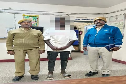ಆತ್ಮಹತ್ಯೆಗೆ ಯತ್ನಿಸಿದ್ದ ಯುವಕನನ್ನು ರಕ್ಷಣೆ ಮಾಡಿದ ಭದ್ರಾವತಿ ನ್ಯೂಟೌನ್ ಠಾಣೆ ಪೊಲೀಸರು.
