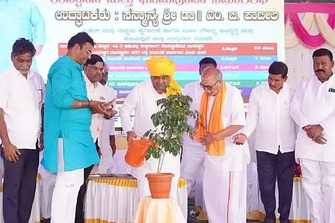 ಬಬಲೇಶ್ವರ ತಾಲೂಕಿನ ಸಾರವಾಡ ಗ್ರಾಮದಲ್ಲಿ ವಿವಿಧ ಅಭಿವೃದ್ಧಿ ಕಾಮಗಾರಿಗಳಿಗೆ ಸಚಿವ ಎಂ.ಬಿ. ಪಾಟೀಲರು ಭೂಮಿ ಪೂಜೆ ಹಾಗೂ ಉದ್ಘಾಟನೆ ನೆರವೇರಿಸಿದರು. ಡಾ.ಗಂಗಾಧರ ಸಂಬಣ್ಣಿ, ಸಂಗಮೇಶ ಬಬಲೇಶ್ವರ, ಸೋಮನಾಥ ಕಳ್ಳಿಮನಿ ಮತ್ತಿತರರಿದ್ದಾರೆ.