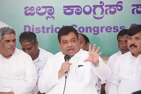 ವಿಜಯಪುರ ನಗರದ ಕಾಂಗ್ರೆಸ್ ಕಾರ್ಯಾಲಯದಲ್ಲಿ ಸಚಿವ ಎಂ.ಬಿ. ಪಾಟೀಲ ಸುದ್ದಿಗೋಷ್ಠಿ ನಡೆಸಿದರು. ಮಲ್ಲಿಕಾರ್ಜುನ ಲೋಣಿ, ಪ್ರೊ.ರಾಜು ಆಲಗೂರ ಮತ್ತಿತರರಿದ್ದಾರೆ.