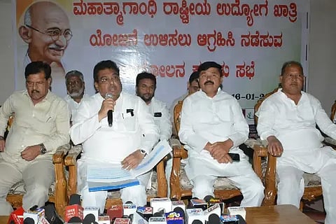 ವಿಜಯಪುರ ನಗರದ ಖಾಸಗಿ ಹೊಟೇಲ್‌ನಲ್ಲಿ ಸಚಿವ ಎಂ.ಬಿ. ಪಾಟೀಲ ಸುದ್ದಿಗೋಷ್ಠಿ ನಡೆಸಿದರು. ಶಾಸಕ ವಿಠಲ ಕಟಕದೊಂಡ, ಕಾಂಗ್ರೆಸ್ ಜಿಲ್ಲಾಧ್ಯಕ್ಷ ಮಲ್ಲಿಕಾರ್ಜುನ ಲೋಣಿ, ಅಬ್ದುಲ್‌ಹಮೀದ್ ಮುಶ್ರೀಫ್ ಮತ್ತಿತರರಿದ್ದಾರೆ.
