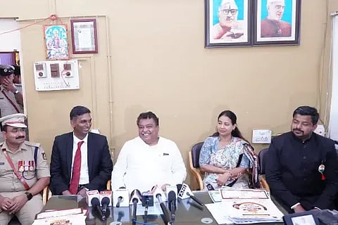 ವಿಜಯಪುರ ನಗರದ ಡಾ.ಬಿ.ಆರ್. ಅಂಬೇಡ್ಕರ್ ಕ್ರೀಡಾಂಗಣದ ಸಭಾಭವನದಲ್ಲಿ ಸಚಿವ ಎಂ.ಬಿ.ಪಾಟೀಲ ಸುದ್ದಿಗೋಷ್ಠಿ ನಡೆಸಿದರು. ಜಿಲ್ಲಾಧಿಕಾರಿ ಡಾ.ಆನಂದ ಕೆ, ಸಿಇಒ ರಿಷಿ ಆನಂದ, ಎಸ್‌ಪಿ ಲಕ್ಷ್ಮಣ ನಿಂಬರಗಿ ಇದ್ದಾರೆ.