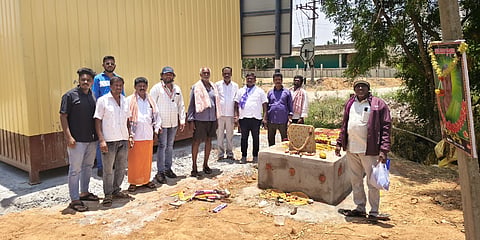 ದೇವನಹಳ್ಳಿ ತಾಲೂಕಿನ ಕಸಬಾ ಬಿದಲೂರು ಗ್ರಾಪಂ ವ್ಯಾಪ್ತಿಯ ಸ್ಮಶಾನದ ಬಳಿಯ ನೀರಿನ ಟಕ ಮತ್ತು ಸ್ಮಶಾನ ಜಾಗದ ಮುಂದೆ ದಲಿತ ಮುಖಂಡರಾದ ಎಸ್​.ಪಿ. ಮುನಿಯಪ್ಪ, ಎಸ್​. ಸುರೇಶ್​ , ಗೊರಲಪ್ಪ, ಮುನಿರಾಜು ವೆಂಕಟೇಶ್​, ಮಧು, ಮುನಿಶಾಮಪ್ಪ ಇದ್ದರು.
