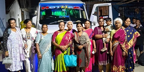  ವಾರಾಣಸಿ ಪ್ರವಾಸಕ್ಕಾಗಿ ತೆರಳುವ ಮುನ್ನ ಟಿಟಿ ಮುಂದೆ ಗ್ರೂಪ್​ ಫೋಟೋ ತೆಗೆಸಿಕೊಂಡಿದ್ದ ತಿಪಟೂರು ವಿದ್ಯಾನಗರದ ಸ್ತ್ರೀಶಕ್ತಿ ಸಂಘದ ಮಹಿಳೆಯರು.