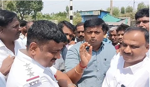 ದೇವನಹಳ್ಳಿ ಕೋಟೆ ಬಳಿಯ ರಾಷ್ಟ್ರೀಯ ಹೆದ್ದಾರಿ ಬೈಪಾಸ್​ ರಸ್ತೆ ದಾಟದಂತೆ ತಾತ್ಕಾಲಿಕ ತಡೆಗೋಡೆ ನಿರ್ಮಿಸಲು ಮುಂದಾದ ಸಂಚಾರ ವಿಭಾಗದ ಪೊಲೀಸರು ಮತ್ತು ಸಾರ್ವಜನಿಕರ ನಡುವೆ ವಾಗ್ವಾದ ಉಂಟಾಯಿತು. 