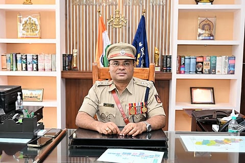 ಚಾಮರಾಜನಗರದ ಜಿಲ್ಲಾ ಪೊಲೀಸ್ ವರಿಷ್ಠಾಧಿಕಾರಿ ಕಚೇರಿ ಆವರಣದಲ್ಲಿ ನೂತನ ಎಸ್ಪಿ ಎಂ.ಮುತ್ತುರಾಜು ಅವರನ್ನು ಗುರುಸ್ವಾಮಿ ಪೊಲೀಸರು ಸ್ವಾಗತಿಸಿದರು. ಎಎಸ್ಪಿ ಎಂ.ಎನ್.ಶಶಿಧರ್, ಡಿವೈಎಸ್ಪಿಗಳಾದ ಸೋಮಣ್ಣ,  ಸ್ನೇಹರಾಜ್, ಧಮೇಂದ್ರ  ಇದ್ದರು.