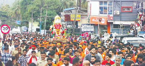 ಭಟ್ಕಳ ತಾಲೂಕಿನ ಸುಪ್ರಸಿದ್ಧ ಮಾರಿಯಮ್ಮನ ಮೂರ್ತಿಯನ್ನು ಭಕ್ತಾಧಿಗಳ ಹರ್ಷೋದ್ಗಾರಗಳೊಂದಿಗೆ ಮೆರವಣಿಗೆ ಮೂಲಕ ಜಾಲಿ ಕೋಡಿ ಸಮುದ್ರ ತೀರಕ್ಕೆ ಒಯ್ದು ವಿಸರ್ಜಿಸಲಾಯಿತು. 