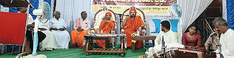 ಮುಂಡರಗಿ ತಾಲೂಕಿನ ಡಂಬಳ ಗ್ರಾಮದಲ್ಲಿ ಏರ್ಪಡಿಸಿದ್ದ ಹೇಮರಡ್ಡಿ ಮಲ್ಲಮ್ಮ ಜಯಂತ್ಯುತ್ಸವದ ಧರ್ಮಸಭೆಯಲ್ಲಿ ಮಣಕವಾಡದ ಶ್ರೀ ಅಭಿನವ ಮೃತ್ಯುಂಜಯ ಸ್ವಾಮೀಜಿ ಮಾತನಾಡಿದರು. ಡಾ. ಅಭಿನವ ಕೊಟ್ಟೂರೇಶ್ವರ ಸ್ವಾಮೀಜಿ, ಜಿ.ವಿ.ಹಿರೇಮಠ, ರಾಜಶೇಖರಯ್ಯ ಹಿರೇಮಠ, ಮಲ್ಲಿಕಾರ್ಜುನ ಪ್ಯಾಟಿ, ಇತರರಿದ್ದರು.
