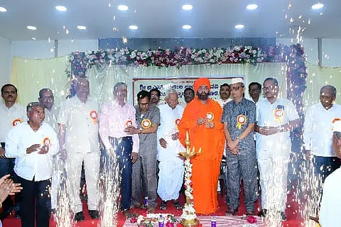 ವಿಜಯಪುರ ನಗರದ ಖಾಸಗಿ ಹೊಟೇಲ್‌ನಲ್ಲಿ ಮನಗೂಳಿಯ ಶ್ರೀ ಎಸ್.ಬಿ. ಪಾಟೀಲ ಸಂಯುಕ್ತ ಪದವಿ ಪೂರ್ವ ಮಹಾವಿದ್ಯಾಲಯದ ವಿದ್ಯಾರ್ಥಿಗಳಿಂದ ಆಯೋಜಿಸಿದ್ದ ಗುರುವಂದನೆ ಹಾಗೂ ಸ್ನೇಹ ಸಮ್ಮಿಲನವನ್ನು ಅದ್ದೂರಿಯಾಗಿ ಉದ್ಘಾಟಿಸಲಾಯಿತು. ಪೂಜ್ಯ ಸಂಗನಬಸವ ಶಿವಾಚಾರ್ಯರು, ಶಿಕ್ಷಕ ಎಸ್.ಎಸ್. ಬಿರಾದಾರ, ಬಿ.ಬಿ. ಲಗಟಿಗೆರೆ ಇತರರಿದ್ದಾರೆ.