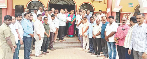 ಮುಂಡರಗಿ ಪಟ್ಟಣದಲ್ಲಿ ರಾಜ್ಯ ಬಣಜಿಗರ ಸಮಾಜದ ಕ್ಷೇಮಾಭಿವೃದ್ಧಿ ಸಂಘಸ ತಾಲೂಕು ಘಟಕದಿಂದ ತಹಸೀಲ್ದಾರ್ ಮೂಲಕ ಮುಖ್ಯಮಂತ್ರಿಗೆ ಮನವಿ ಸಲ್ಲಿಸಲಾಯಿತು. ಗುಡದೀರಪ್ಪ ಲಿಂಬಿಕಾಯಿ, ವೀರೇಶ ಗುಗ್ಗರಿ, ಬಸವರಾಜ ಅಬ್ಬಿಗೇರಿ ಇತರರಿದ್ದರು.