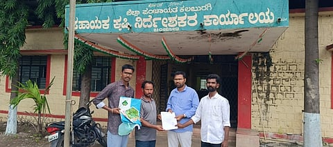 ಕಳಪೆ ಬೀಜ ವಿತರಿಸಿ ಆಗ್ರೋ ಏಜೆನ್ಸಿ ವಿರುದ್ಧ ಕ್ರಮ ಕೈಗೊಳ್ಳಬೇಕು ಎಂದು ಒತ್ತಾಯಿಸಿ ಚಿಂಚೋಳಿಯಲ್ಲಿ ಕೃಷಿ ಇಲಾಖೆ ಚಿಮ್ಮನಚೋಡ ವಲಯ ಅಧಿಕಾರಿಗೆ ಮನವಿಪತ್ರ ಸಲ್ಲಿಸಲಾಯಿತು.