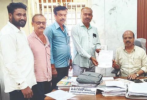 ನಿಚ್ಚಾಪುರದಲ್ಲಿ ವೀರಶೈವ ಸಮಾಜದ ರುದ್ರಭೂಮಿ ಅತಿಕ್ರಮಣ ಮಾಡಿಕೊಂಡವರ ವಿರುದ್ಧ ಕಾನೂನು ಕ್ರಮ ವಹಿಸಬೇಕೆಂದು ಒತ್ತಾಯಿಸಿ ತಹಸೀಲ್ದಾರ್ ಬಿ.ವಿ.ಗಿರೀಶ್ ಬಾಬುಗೆ ವೀರಶೈವ ಲಿಂಗಾಯತ ರುದ್ರಭೂಮಿ ಸೇವಾ ಸಮಿತಿಯಿಂದ ಮನವಿ ಸಲ್ಲಿಸಲಾಯಿತು