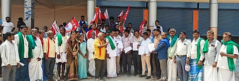 ಹರಪನಹಳ್ಳಿ ತಾಪಂ ಇಒ ಚಂದ್ರಶೇಖರ್, ಸಮಾಜ ಕಲ್ಯಾಣಾಧಿಕಾರಿ ಗಂಗಪ್ಪ, ಟಿಎಚ್‌ಒ ಪೃಥ್ವಿಗೆ ವಿವಿಧ ಪ್ರಗತಿಪರ ಸಂಘಟನೆಗಳು ಮನವಿ ಸಲ್ಲಿಸಿದವು.