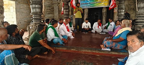 ಹರಪನಹಳ್ಳಿ ತಾಲೂಕಿನ ಕೆರೆ ಗುಡಿಹಳ್ಳಿಯಲ್ಲಿ ಅಖಿಲ ಭಾರತ ಕಿಸಾನ್ ಸಭಾದಿಂದ ಆಯೋಜಿಸಿದ್ದ 6ನೇ ತಾಲೂಕು ಸಮ್ಮೇಳನದಲ್ಲಿ ಸಿಪಿಐ ಜಿಲ್ಲಾ ಕಾರ್ಯದರ್ಶಿ ಎಚ್.ಎಂ ಸಂತೋಷ ಮಾತನಾಡಿದರು. 
