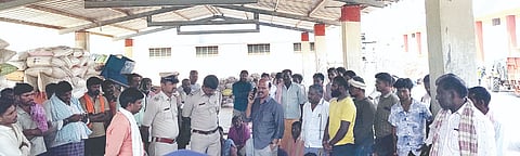 ಹರಪನಹಳ್ಳಿ ರಾಗಿ ಖರೀದಿ ಕೇಂದ್ರದಿಂದ ಗೋದಾಮುಗಳಿಗೆ ತೆರಳುವ ಲಾರಿಗಳ ಸಂಖ್ಯೆ ಹೆಚ್ಚಿಸಲು ಆಗ್ರಹಿಸಿ ರೈತರು ಪ್ರತಿಭಟನೆ ನಡೆಸಿದ ಹಿನ್ನೆಲೆಯಲ್ಲಿ ತಹಸೀಲ್ದಾರ್ ಬಿ.ವಿ.ಗಿರೀಶ್ ಬಾಬು ಸ್ಥಳಕ್ಕೆ ಭೇಟಿ ನೀಡಿದ್ದರು.