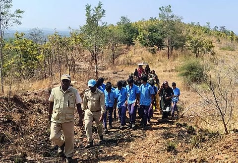 ಶಿರಾ ತಾಲೂಕು ಮರಡಿಗುಡ್ಡದಲ್ಲಿ ಶಾಲಾ ಮಕ್ಕಳ ಪ್ರವಾಸ