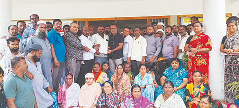 ನರಗುಂದ ಹೈಟೆಕ್ ತರಕಾರಿ ಮಾರುಕಟ್ಟೆಯಲ್ಲಿನ ಬಾಡಿಗೆ, ಠೇವಣಿ ದರಗಳ ಪರಿಷ್ಕರಣೆ ಮಾಡುವಂತೆ ಆಗ್ರಹಿಸಿ ಬೀದಿಬದಿ ವ್ಯಾಪಾರಸ್ಥರ ವಿವಿಧೋದ್ದೇಶಗಳ ಸಂಘದ ಸದಸ್ಯರು ಪುರಸಭೆ ಮುಖ್ಯಾಧಿಕಾರಿ ಸಂಗಮೇಶ ಬ್ಯಾಳಿ ಅವರಿಗೆ ಗುರುವಾರ ಮನವಿ ಸಲ್ಲಿಸಿದರು. ಜಹಾಂಗೀರಖಾನ್ ಪಠಾಣ, ಬಸವರಾಜ ತಾವರೆ, ಚನ್ನು ನಂದಿ, ಪಾರವ್ವ ಮೇಲಿನಮನಿ ಇತರರು ಇದ್ದರು.