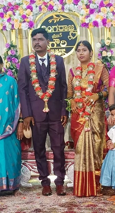 TALI ನರಗುಂದ ಆರೂಢ ಜ್ಯೋತಿ ಕಲ್ಯಾಣ ಮಂಟಪದಲ್ಲಿ ನರಗುಂದದ ವರ, ರಾಮದುರ್ಗ ತಾಲೂಕಿನ ವಧು ಸತಿ-ಪತಿಗಳಾಗಿ ಸೋಮವಾರ ನವಜೀವನಕ್ಕೆ ಕಾಲಿಟ್ಟರು.