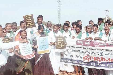 ಸಂತೆಕೆಲ್ಲೂರು ಹತ್ತಿರ ರಾಷ್ಟ್ರೀಯ ಹೆದ್ದಾರಿ-748ಎ ನಿರ್ಮಾಣದ ಬಳಿ ಮಸ್ಕಿ ತಾಲೂಕಿನ ರೈತರು ನಡೆಸುತ್ತಿರುವ ಪ್ರತಿಭಟನೆಯಲ್ಲಿ ಮೇಲುಕೋಟೆ ಶಾಸಕ ದರ್ಶನ ಪುಟ್ಟಣ್ಣಯ್ಯ, ಚಾಮರಸ ಮಾಲಿಪಾಟೀಲ, ಬಡಗಲಪುರ ನಾಗೇಂದ್ರ, ಶರಣಪ್ಪ ಉದ್ಬಾಳ, ರೈತ ಸಂಘದ ಮಹಿಳಾ ಘಟಕದ ರಾಜ್ಯಾಧ್ಯಕ್ಷೆ ನಾಗರತ್ನ ಪಾಟೀಲ, ಬಸನಗೌಡ ಮಟ್ಟೂರು ಭಾಗವಹಿಸಿದ್ದರು. 