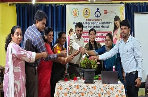 ಪ್ರಧಾನಮಂತ್ರಿ ಮಾತೃವಂದನಾ ಯೋಜನೆ ಹಾಗೂ ಗರ್ಭಿಣಿಯರ ಪೌಷ್ಟಿಕತೆ ಕುರಿತು ಒಂದು ದಿನದ ತರಬೇತಿ ಕಾರ್ಯಗಾರವನ್ನು ಗಣ್ಯರು ಉದ್ಘಾಟಿಸಿದರು. ಪ್ರಸನ್ನ ಕುಮಾರ್, ಮಹದೇವ್, ಕೆ.ಜಿ.ವಿಮಲ ಇತರರಿದ್ದರು.