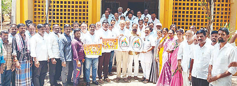ಹರಪನಹಳ್ಳಿಯಲ್ಲಿ ಬಿಜೆಪಿ ಪ್ರಮುಖರು ಬಿ.ಎಸ್.ಯಡಿಯೂರಪ್ಪ ಅಭಿಮಾನೋತ್ಸವದ ಭಿತ್ತಿಪತ್ರ ಪ್ರದರ್ಶಿಸಿದರು. 