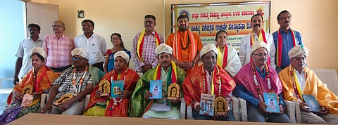 ಹರಪನಹಳ್ಳಿ ಸರ್ಕಾರಿ ಪ್ರಥಮ ದರ್ಜೆ ಕಾಲೇಜಿನಲ್ಲಿ ಕನ್ನಡ ಸಾಹಿತ್ಯ ಪರಿಷತ್ತು ತಾಲೂಕು ಘಟಕದಿಂದ ಆಯೋಜಿಸಿದ್ದ ಕಸಾಪ ಸಂಸ್ಥಾಪನಾ ದಿನಾಚರಣೆ ಕಾರ್ಯಕ್ರಮದಲ್ಲಿ ವಿವಿಧ ಕ್ಷೇತ್ರದಲ್ಲಿ ಸಾಧನೆ ಮಾಡಿದ ಗಣ್ಯರನ್ನು ಸನ್ಮಾನಿಸಿಲಾಯಿತು. 