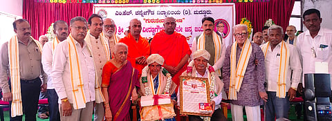  ಮದ್ದೂರಿನ ಎಂ.ಎಚ್.ಚನ್ನೇಗೌಡ ವಿದ್ಯಾಸಂಸ್ಥೆಯಲ್ಲಿ ಆಯೋಜಿಸಿದ್ದ ಕಾರ್ಯಕ್ರಮದಲ್ಲಿ ಪಾಂಡವಪುರ ಪುಸ್ತಕ ಮನೆಯ ಅಂಕೇಗೌಡ ದಂಪತಿಗೆ ಎಚ್.ಕೆ.ವೀರಣ್ಣಗೌಡ ಪ್ರಶಸ್ತಿ ಪ್ರದಾನ ಮಾಡಲಾಯಿತು. ಡಾ. ನಿಶ್ಚಲಾನಂದನಾಥ ಸ್ವಾಮೀಜಿ, ಕೆ.ಟಿ.ಚಂದು, ಅಧ್ಯಕ್ಷ ಎಂ.ಸ್ವರೂಪ್‌ಚಂದ್, ಕಾರ್ಯದರ್ಶಿ ಅಪೂರ್ವ ಚಂದ್ರ, ಜಿ.ಎಸ್.ಶಿವರಾಮು, ಪದವಿ ಕಾಲೇಜು ಪ್ರಾಂಶುಪಾಲ ಡಾ. ಕಿರಣ್, ಪ.ಪೂ. ಕಾಲೇಜು ಪ್ರಾಂಶುಪಾಲ ಯು.ಎಸ್.ಶಿವಕುಮಾರ್ ಇತರರಿದ್ದರು.