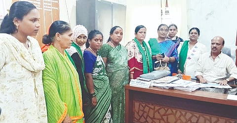 ರಸಗೊಬ್ಬರ ಬೆಲೆ ಇಳಿಕೆಗೆ ಆಗ್ರಹಿಸಿ ಹರಪನಹಳ್ಳಿಯಲ್ಲಿ ತಹಸೀಲ್ದಾರ್ ಬಿ.ವಿ.ಗಿರೀಶ್‌ಬಾಬುಗೆ ರೈತಸಂಘ ಹಾಗೂ ಹಸಿರುಸೇನೆ ತಾಲೂಕು ಘಟಕದ ಮಹಿಳಾ ಪದಾಧಿಕಾರಿಗಳು ಮನವಿ ಸಲ್ಲಿಸಿದರು.